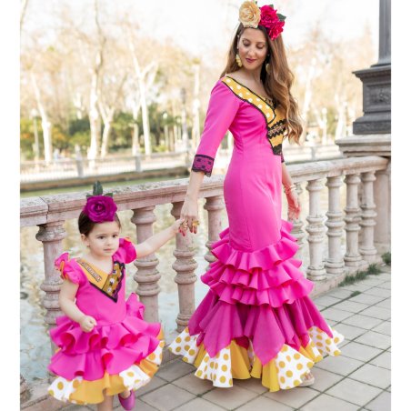 madre e hija vestidas de gitanas