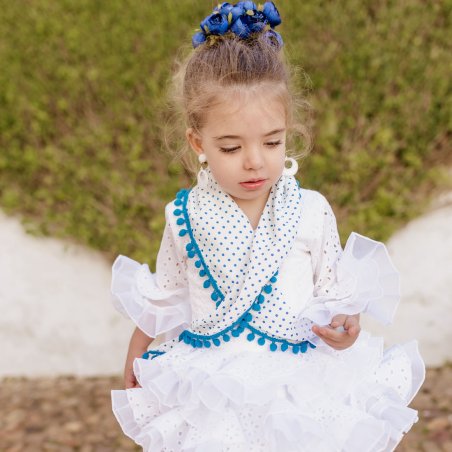 Niña con mantón flamenco
