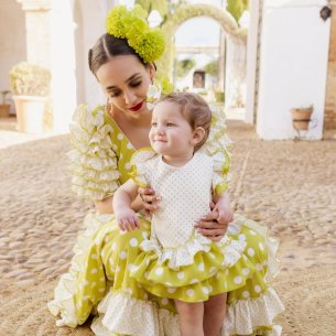 Mamá y bebé vestidas de flamencas