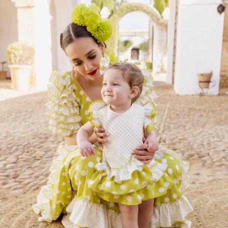 Mamá y bebé vestidas de flamencas