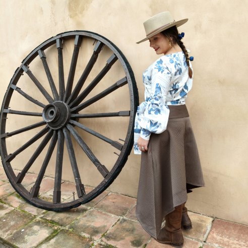 conjunto de blusa flamenca y falda de rayas camperas