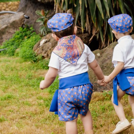 etalle de pañuelo de cachemir y tejido stretch de traje flamenco infantil para niño.