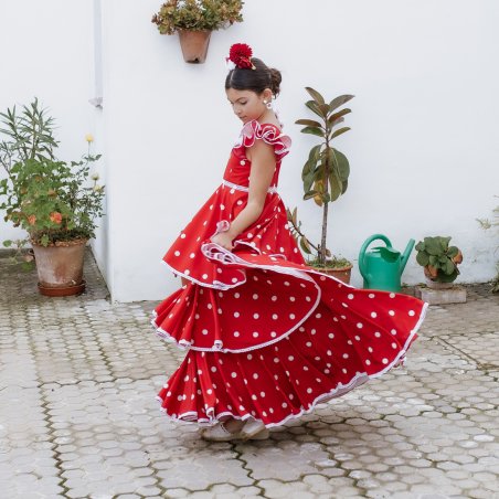 Detalle de encaje de bolillo y tejido sedoso en traje de gitana para niña - Calidad artesanal.