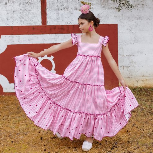 Detalle de volantes en bata rociera niña.