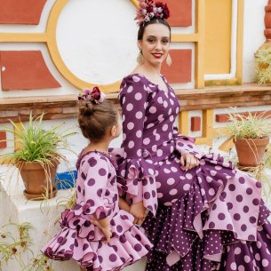 Vestido flamenca niña corto rosa con lunares burdeos y falda con cancán. 2