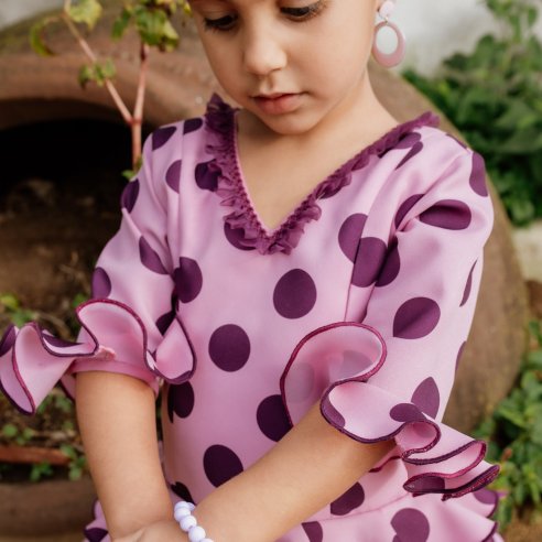Detalle de pasamanería en escote y manga tres cuartos de vestido flamenca niña.
