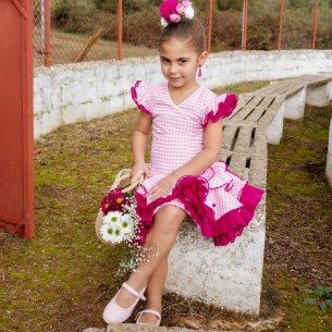 Trajes flamenca niña modelo Orquídea corto en cuadros vichy rosa y blanco.