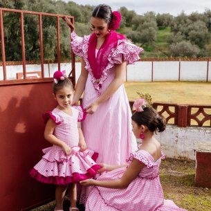 Trajes flamenca niña modelo Orquídea corto en cuadros vichy rosa y blanco. 2