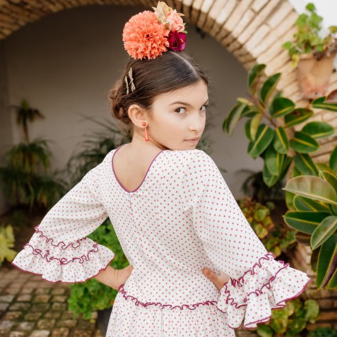 Detalle de e mangas canasteras de bata rociera niña confeccionada en Granada