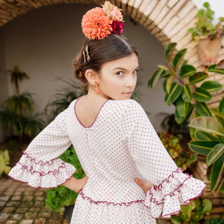 Detalle de e mangas canasteras de bata rociera niña confeccionada en Granada