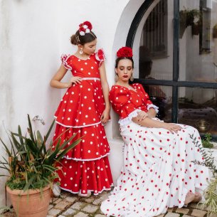 Gitanas andaluzas vestidas por Carmen Garrido. Diseñadora de trajes de flamenca en Granada.