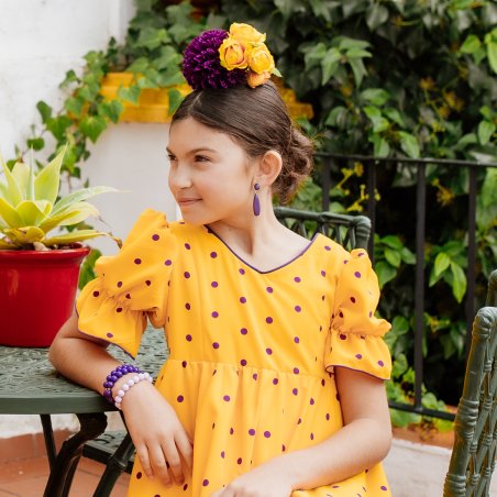 Niña con vestido de flamenca amarillo y lunares. Compra online trajes de flamenca niña.