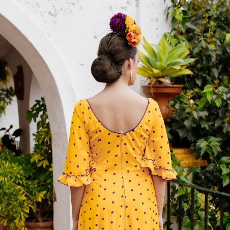 Batas rocieras con cierre de cremallera invisible y ajuste de nesgas hasta la cintura