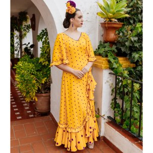 batas rocieras de la colección 2026, con diseño de lunares morados sobre amarillo. 2