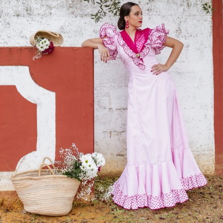 trajes flamenca de diseño exclusivo Carmen Garrido en cuadro vichy rosa y lunares flocados fucsia.