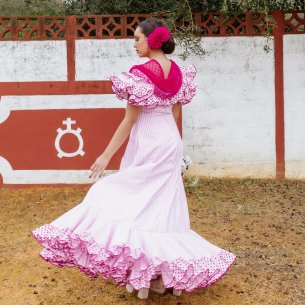 trajes flamenca de diseño exclusivo Carmen Garrido en cuadro vichy rosa y lunares flocados fucsia. 2