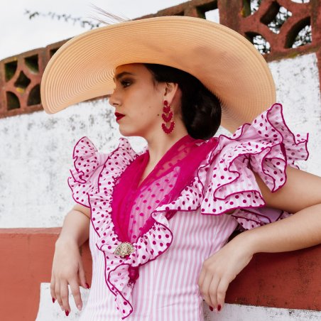 Primer plano de la manga a la sisa con doble volante y fruncido del traje de flamenca.