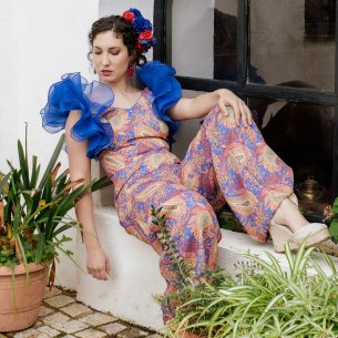 conjunto flamenco de diseño exclusivo Carmen Garrido con pantalón palazzo y top de volantes.