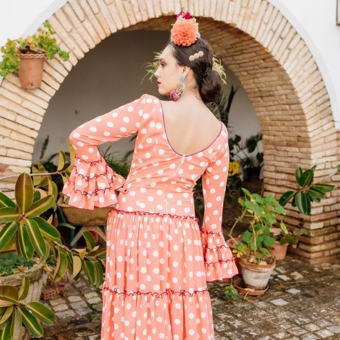 Detalle trasero del vestido canastero coral con cremallera invisible y cordoncillo regulable en el escote.