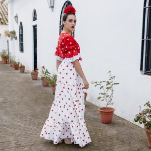 Conjunto rociero de mujer con blusa roja de lunares blancos y falda blanca con lunares rojos 2