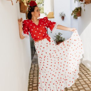 Conjunto rociero de mujer con blusa roja de lunares blancos y falda blanca con lunares rojos