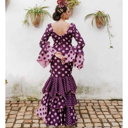 Vestido flamenco, con cordoncillo regulable y volantes combinados de capa y picos para mayor estilo.