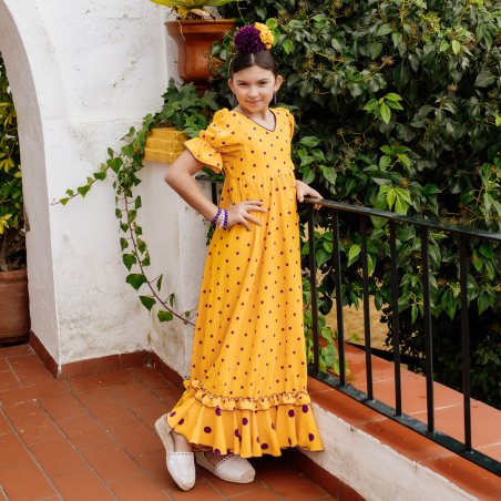 Esencia de Carmen Garrido en esta bata rociera madre e hija, diseñada para la comodidad de las más pequeñas.