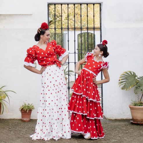 Conjunto rociero madre e hija en rojo y blanco. ¿Te vas a El Rocío este año?