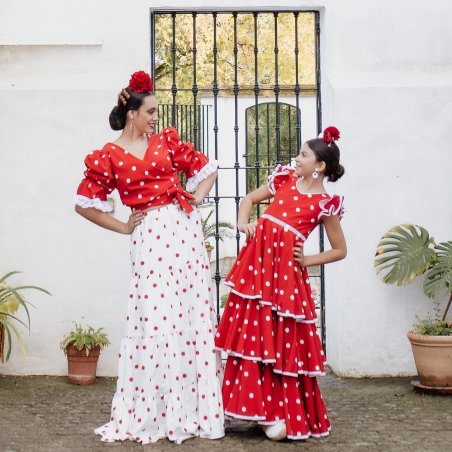 Conjunto rociero madre e hija en rojo y blanco. ¿Te vas a El Rocío este año?