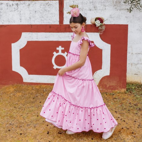 Estilo romero para la pequeña con los trajes de flamenca madre e hija de la diseñadora granadina Carmen Garrido.