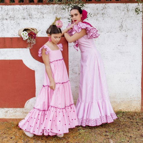 El encanto del rosa vichy en nuestros trajes de flamenca madre e hija, llenos de frescura andaluza.