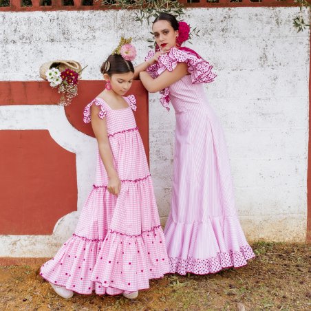 El encanto del rosa vichy en nuestros trajes de flamenca madre e hija, llenos de frescura andaluza.