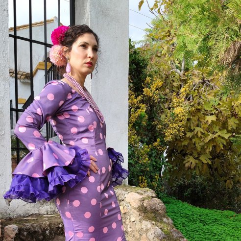 Detalle de volantes y tejido exclusivo en traje de moda flamenca artesanal