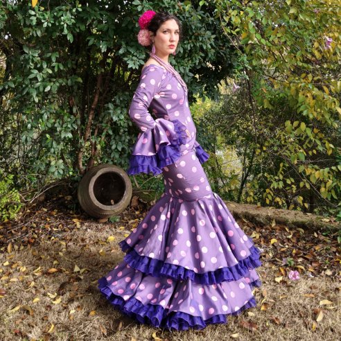 Traje de flamenca para mujer en tonos malva y rosa diseñado en Granada