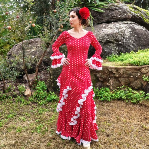 Vestido de sevillana rojo con lunares blancos y volantes en cascada - Colección Flamenca 2026 Carmen Garrido
