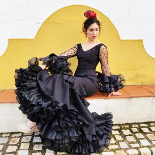 Geometría y duende en cada volante. Tu traje de flamenca negro con la esencia artesanal de Carmen Garrido