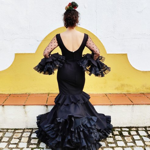 Siente el poder del azabache. Consigue tu traje de flamenca negro exclusivo en nuestra tienda online 24h.
