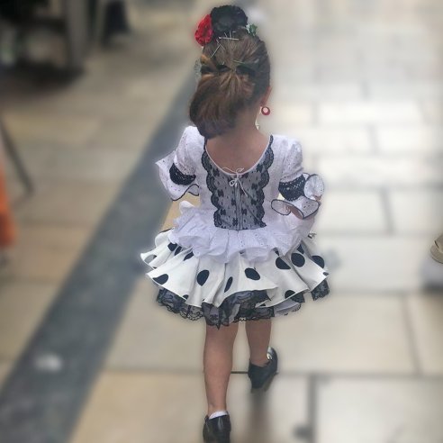 Niña vestida de gitana