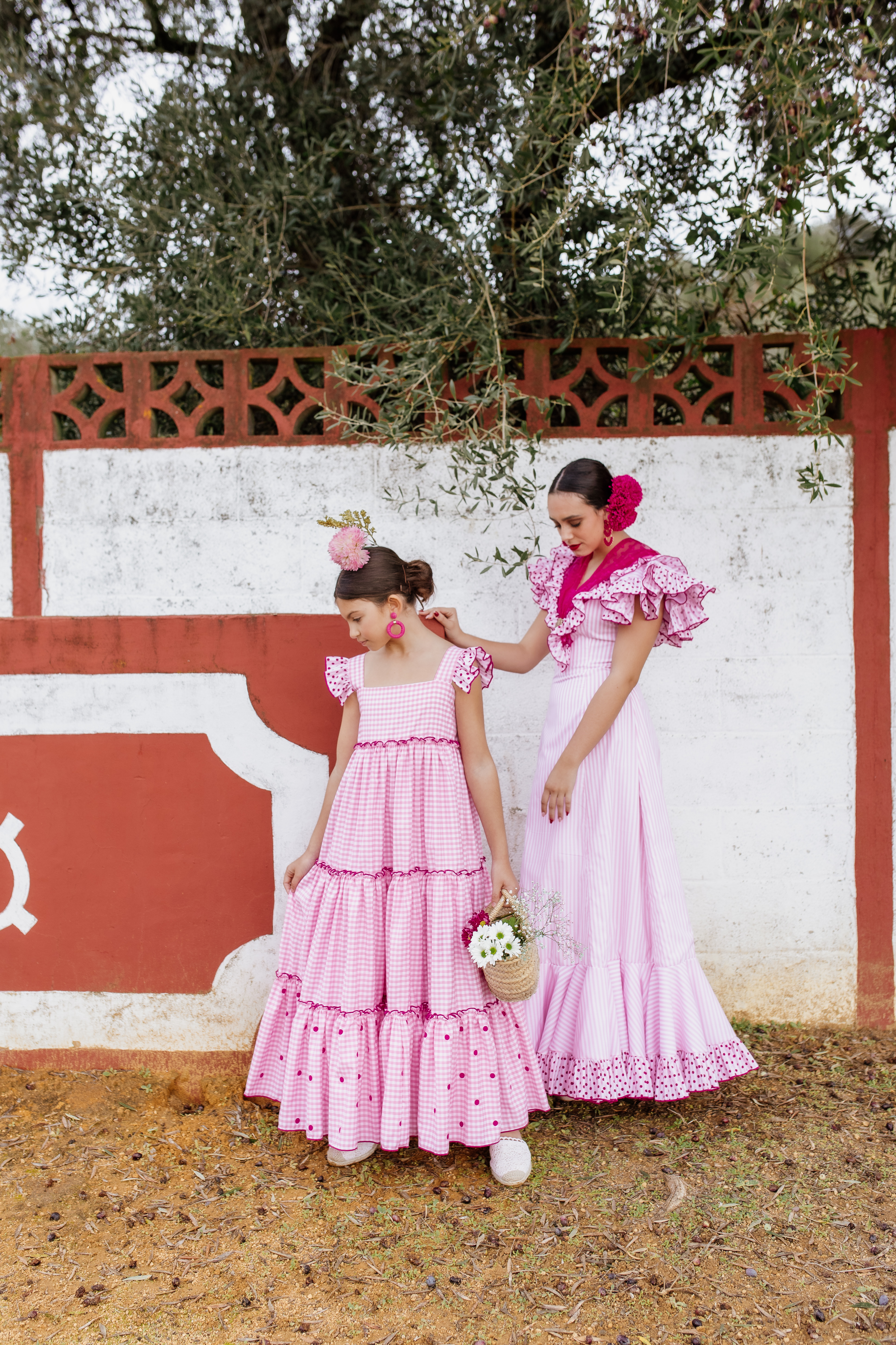 Madre e hija se van de romería en Andalucía