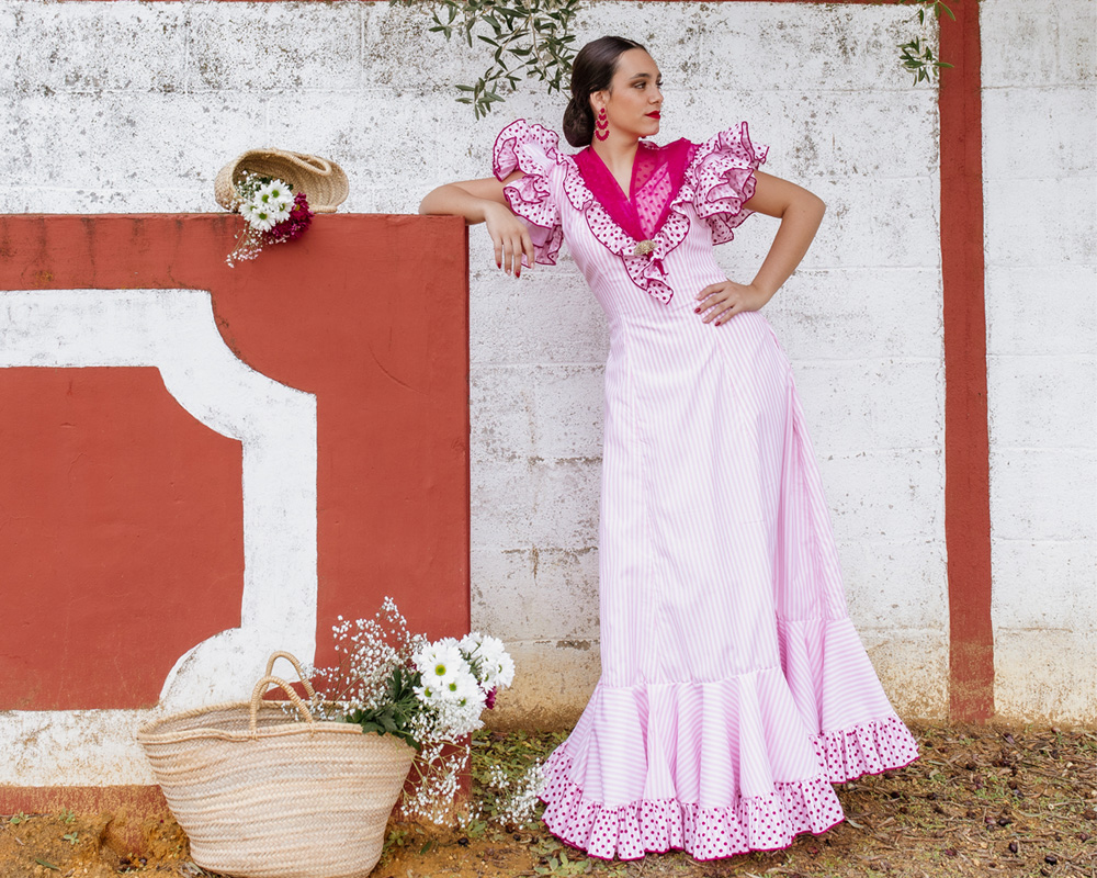 Modelo Orqu&iacute;dea: traje de flamenca de dise&ntilde;o propio en popel&iacute;n vichy rosa y lunares flocados, confeccionado en el taller de Carmen Garrido.