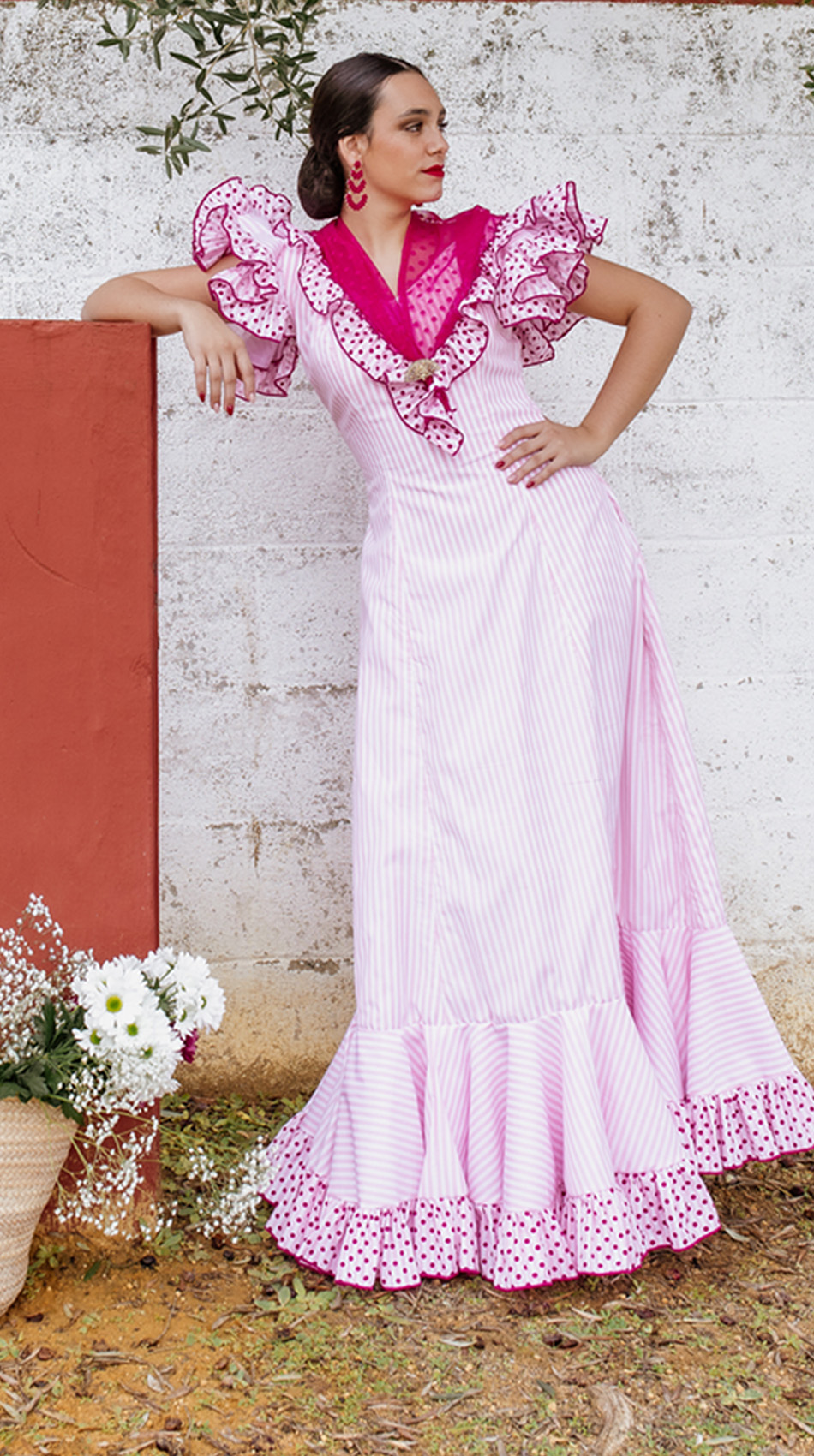 Modelo Orqu&iacute;dea: traje de flamenca de dise&ntilde;o propio en popel&iacute;n vichy rosa y lunares flocados, confeccionado en el taller de Carmen Garrido.