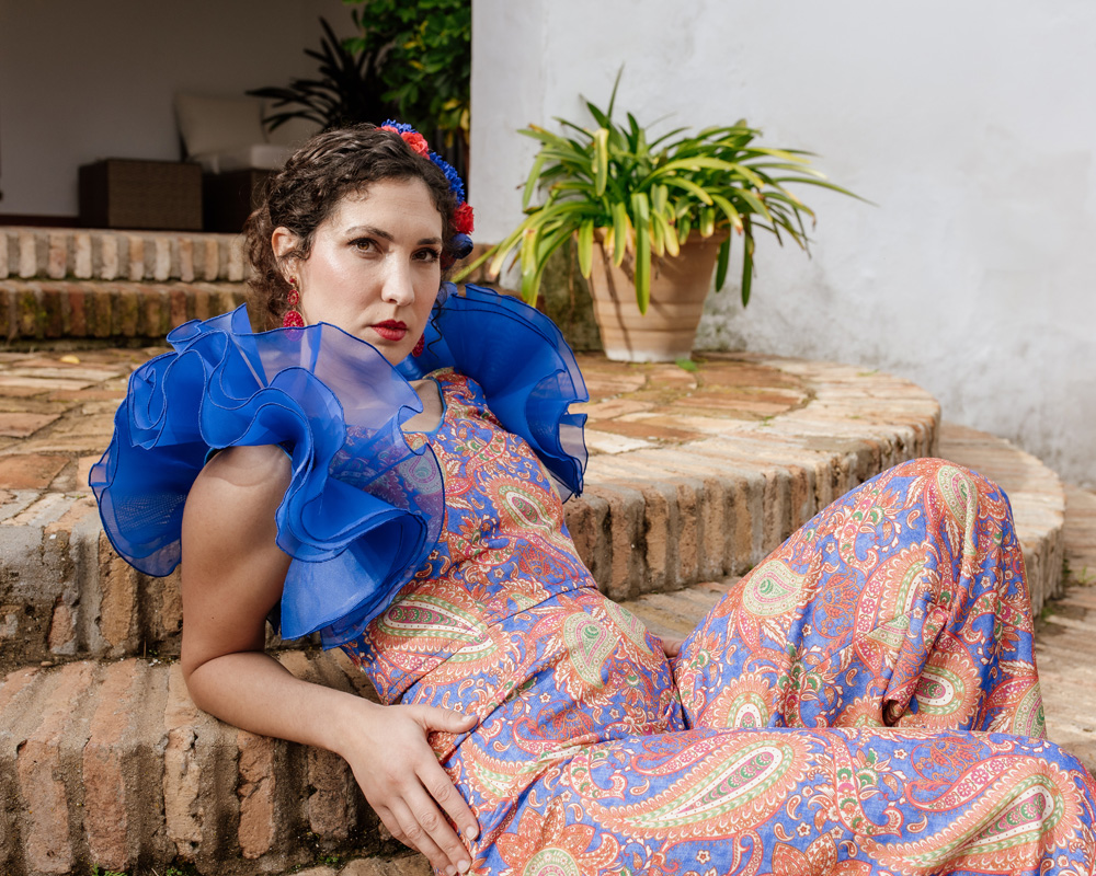 Conjunto flamenco de dos piezas modelo Cachemir de Carmen Garrido: top flamenco con volantes azul organd&iacute; y pantal&oacute;n flamenco palazzo de tiro alto.
