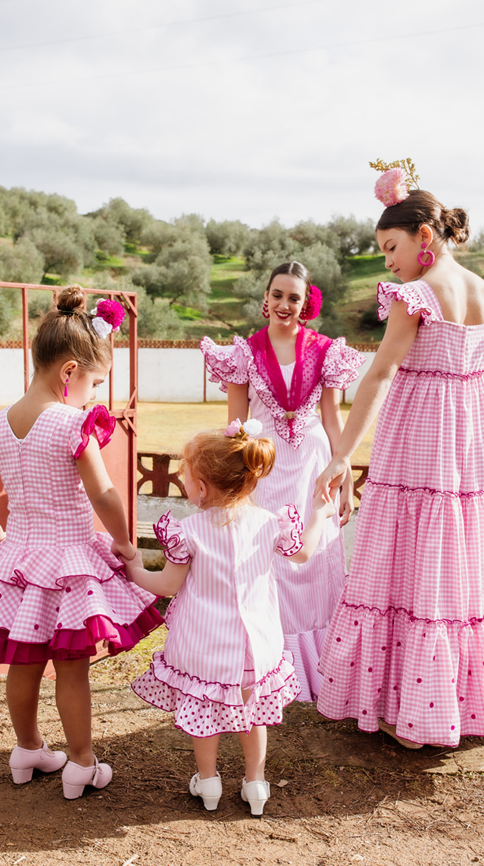 adre y tres hijas con trajes de flamenca a juego modelo Orqu&iacute;dea, dise&ntilde;ados y confeccionados en el taller de Carmen Garrido.