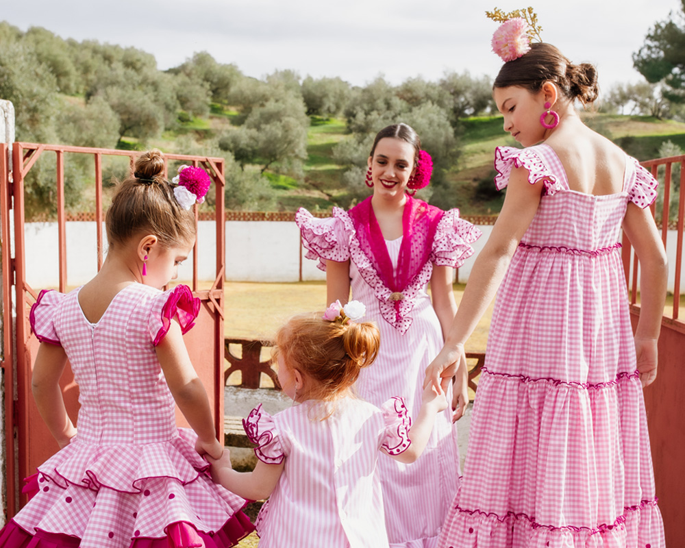 adre y tres hijas con trajes de flamenca a juego modelo Orqu&iacute;dea, dise&ntilde;ados y confeccionados en el taller de Carmen Garrido.